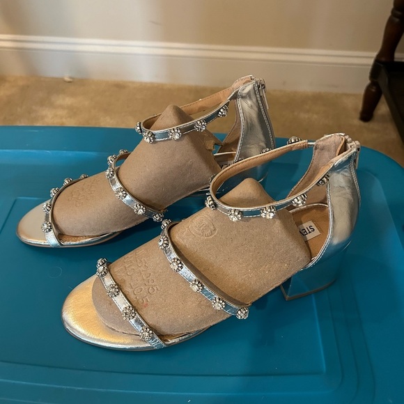Steve Madden Silver Heels Strappy Design - Picture 1 of 6